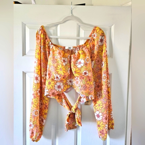 NWT Madden NYC Junior's Cropped Back Tie Top with Blouson Sleeves - Picture 1 of 9